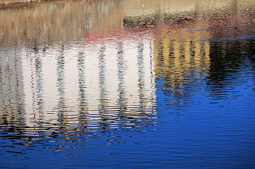 Riflessi lungo il fiume