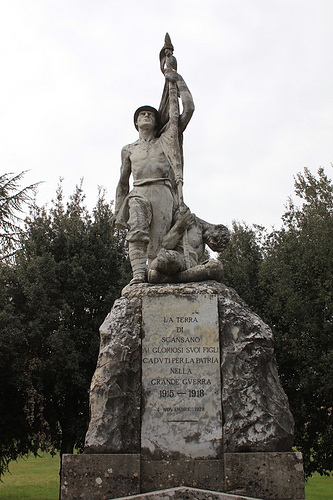 Scansano: statua