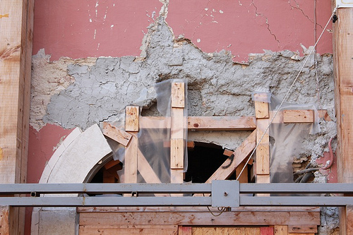le strutture di sostegno dei palazzi danneggiati