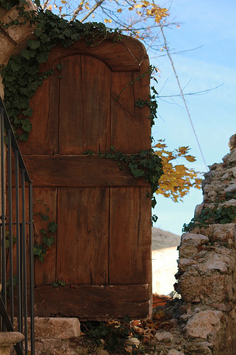 una porta sul vuoto
