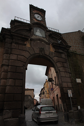 Tuscania: porta delle mura