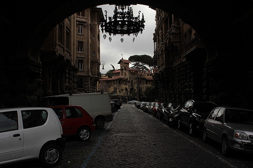 Quartiere Coppedé: l'entrata del quartiere: arco con lampadario