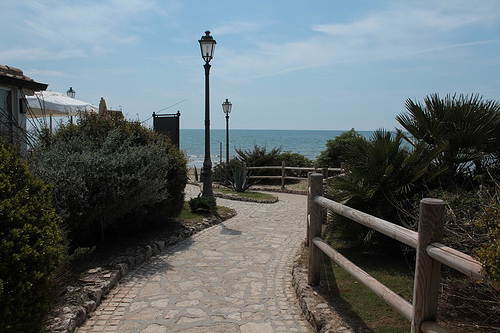 verso il mare: il vialetto