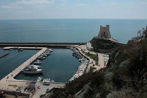 La torre e il porto del paese