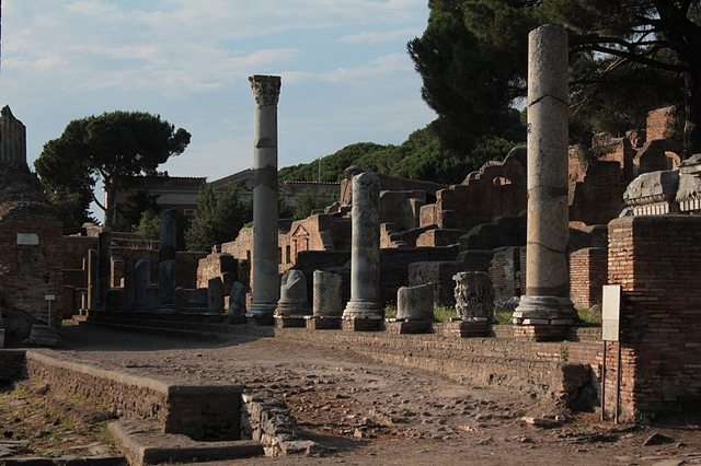 il colonnato e la sua imponenza