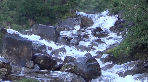 La forza della natura: torrente tra le montagne