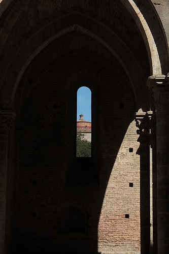 In lontantanza, al di là del muro