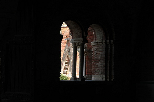 una finestra sul giardino esterno