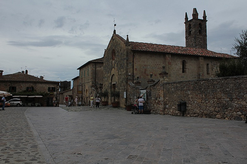 Monteriggioni: scorci della piazza principale