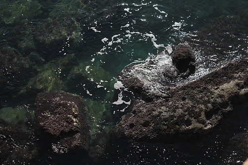 L'impeto del mare sugli scogli