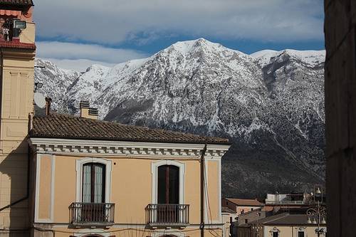Sullo sfondo, le montagne imbiancate