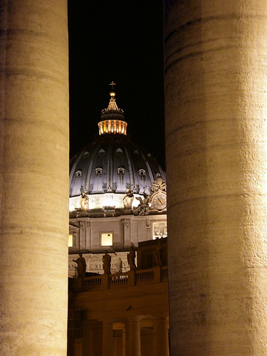 Tra le colonne, il cupolone