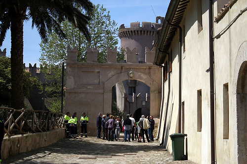 Castello: il viale d'ingresso