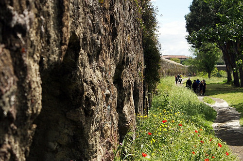 L'acquedotto e la gente a spasso