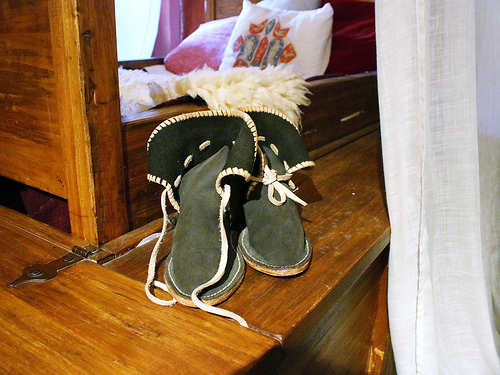 Scarpe accanto al letto
