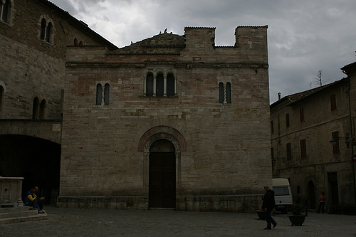Bevagna: palazzo diroccato