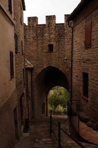 San Ginesio: mura e porta d'ingresso al paese