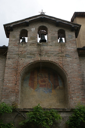 Torgiano: mura con affresco