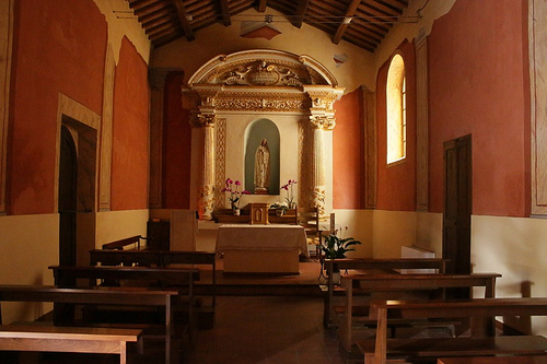 Torgiano: interno di cheisetta