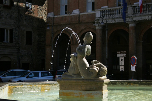 Matelica: la fontana della piazza principale