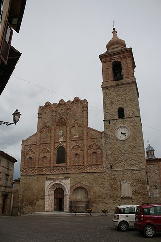 San Ginesio: la chiesa in piazza principale