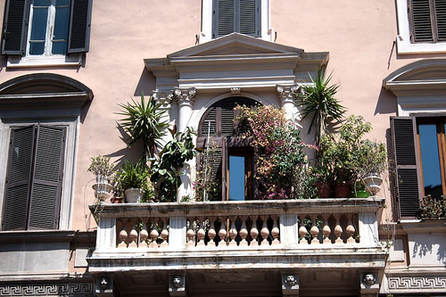 Un balcone fiorito a via Cavour
