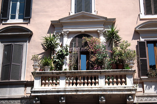Un balcone fiorito a via Cavour