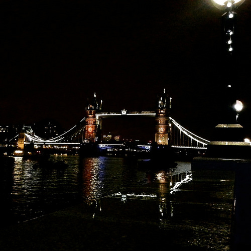 Lo spettacolo del Tower bridge di sera