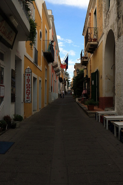 Santa Marina: la strada dei negozi
