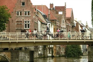 Gent vista dai canali