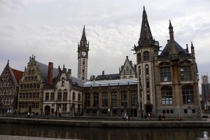 Gent vista dai canali