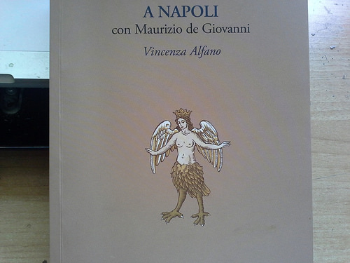 Letteratura di viaggio: “A Napoli con Maurizio de Giovanni” di Vincenza Alfano