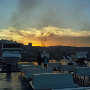 Napoli: tramonto dal traghetto