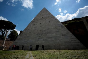 Roma: una visita alla Piramide Cestia