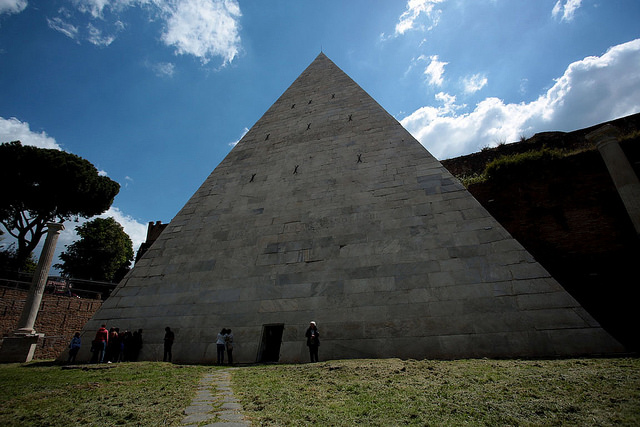 Rome: a visit to the Piramide Cestia