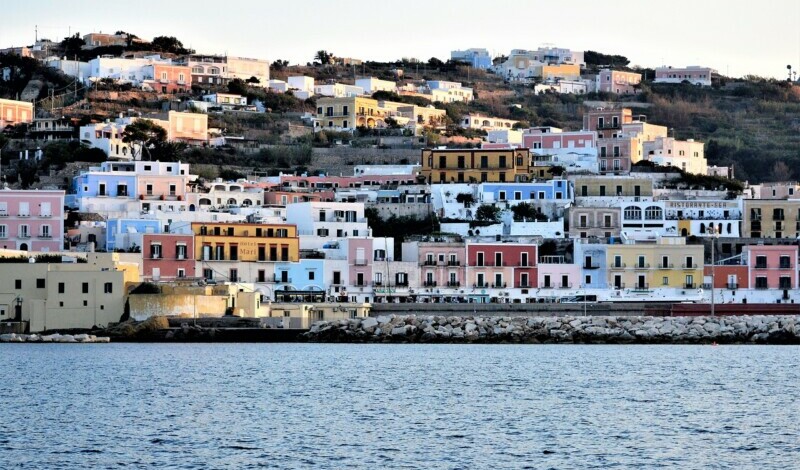 Viaggio alle Isole Ponziane: come arrivarci e cosa vedere