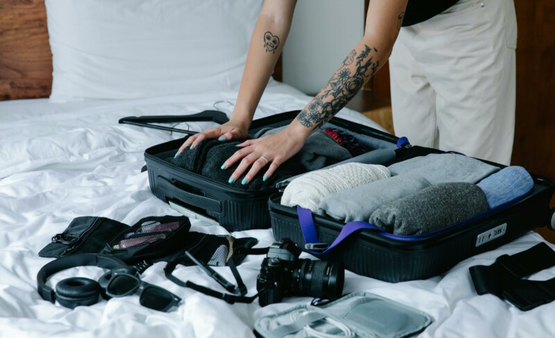 Foto di Timur Weber: https://www.pexels.com/it-it/foto/donna-videocamera-fotocamera-letto-9186160/